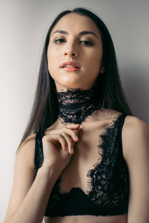 Malia Lace Choker: Unleash Your Inner Muse.